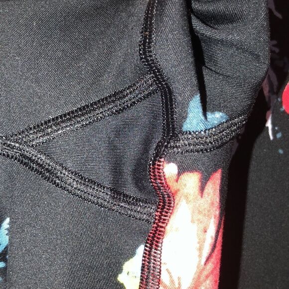 VS XL Essential Pocket Hi-Rise Crop Black Red Blue Pocket Legging - Picture 7 of 12